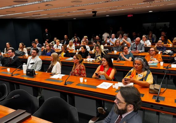 CFN defende a formação presencial em mesa de debates na Câmara dos Deputados